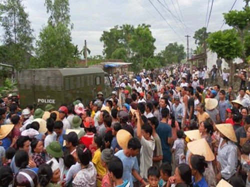 Người[-]dân[-]thôn[-]3,[-]xã[-]Tân[-]Thành[-]vây[-]kín,[-]không[-]cho[-]lực[-]lượng[-]chức[-]năng[-]tiếp[-]cận[-]hiện[-]trường.